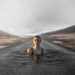 فتومونتاژ خانم خلاقانه در جاده